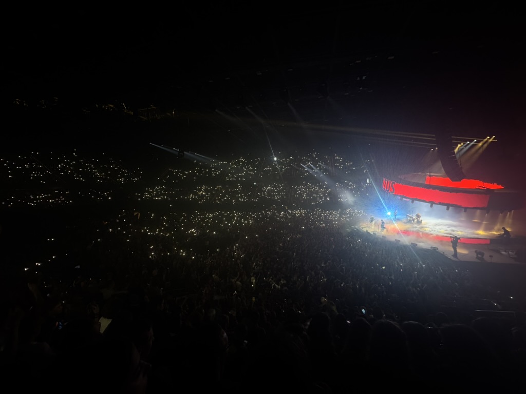 Uitverkochte arena tijdens een show