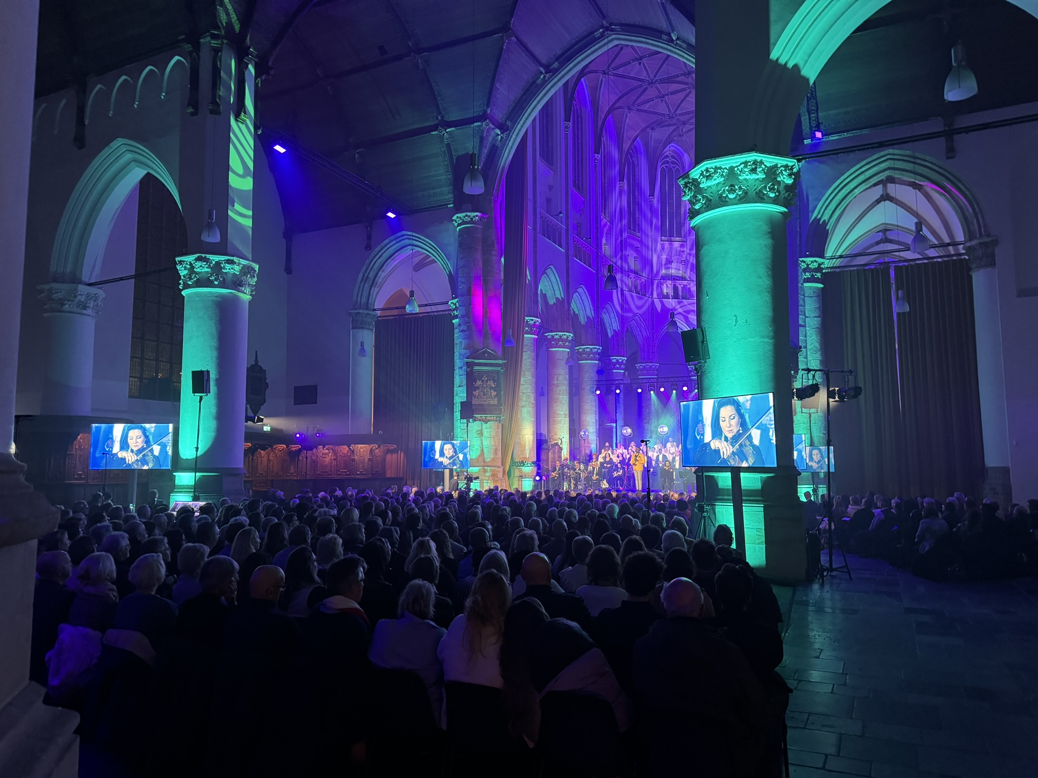 Luca aan het werk tijdens een concert